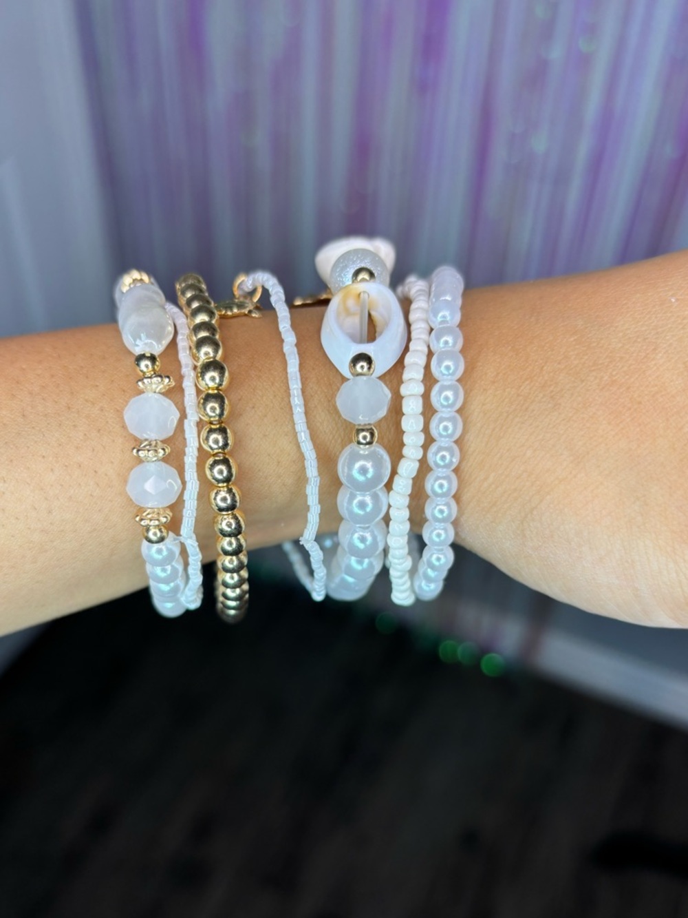 Gold & White Shell Beaded Stack Bracelet Set Lightweight Perfect Summe Accessory - Picture 5 of 6